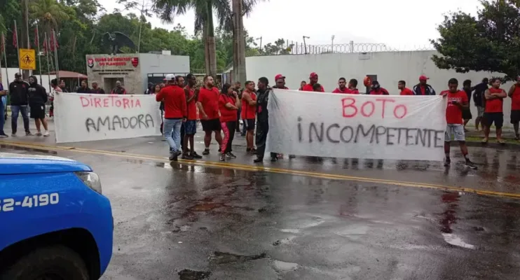 Protesto no CT do Flamengo cobra mudanças: “Salário em dia, porrada em falta”