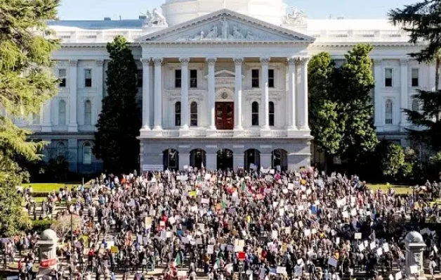 Protestos contra Trump e Musk se espalham pelos EUA