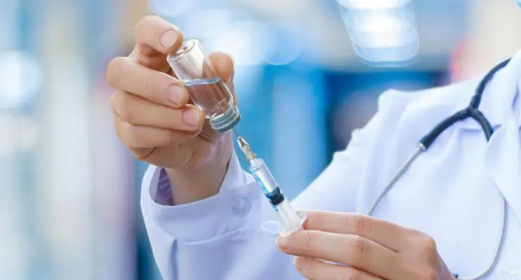Quarta dose de vacina reduz risco de Covid longa, sugere estudo