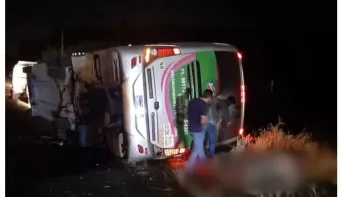 Quatro pessoas morrem e 15 ficam feridas após ônibus de turismo tombar na Bahia