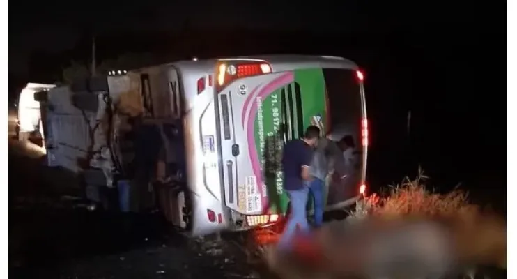 Quatro pessoas morrem e 15 ficam feridas após ônibus de turismo tombar na Bahia