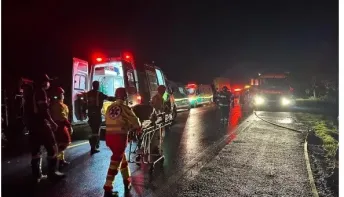 Quatro pessoas morrem e 40 ficam feridas após ônibus tombar na BR-153