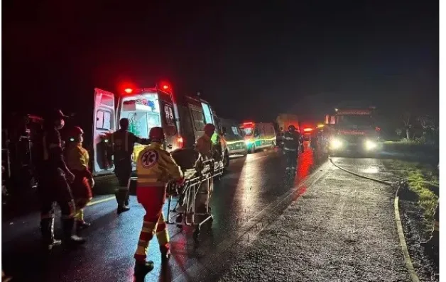 Quatro pessoas morrem e 40 ficam feridas após ônibus tombar na BR-153