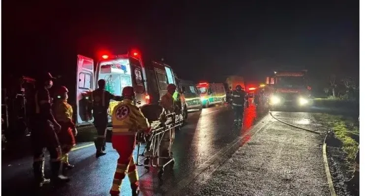 Quatro pessoas morrem e 40 ficam feridas após ônibus tombar na BR-153