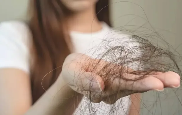 Queda de Cabelo Pós-Parto: Quando Se Preocupar?