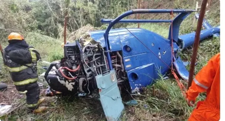 Helicóptero cai e duas pessoas morrem; uma criança e o piloto são resgatados com vida