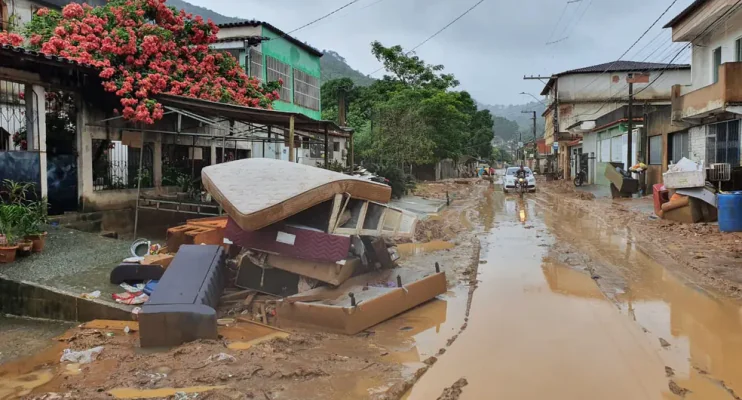 Quem pode receber o auxílio de até R$ 3 mil para vítimas da chuva no ES