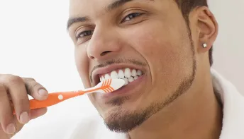 Quer manter os dentes saudáveis? Saiba escolher a pasta correta
