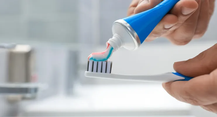 Quer manter os dentes saudáveis? Saiba escolher a pasta correta