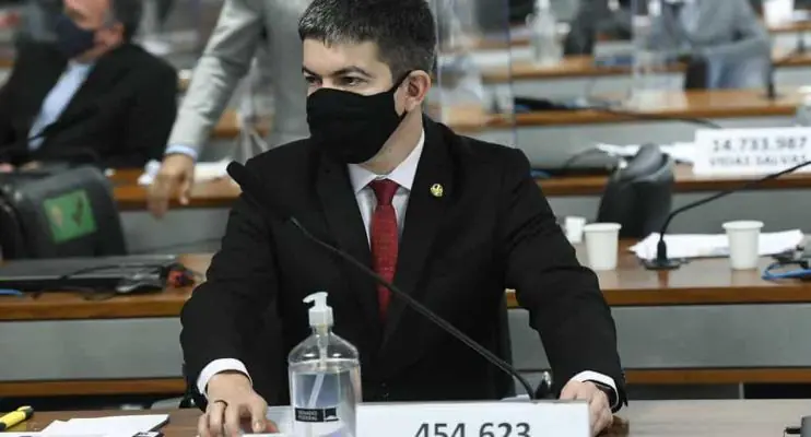 Randolfe Rodrigues espera ter 29 assinaturas para CPI do MEC até quarta