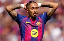 Raphinha pede desculpas após sugerir “roubo” em jogos do Barcelona