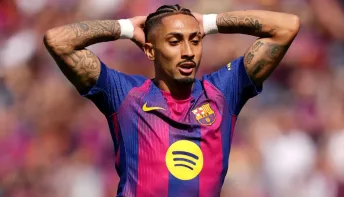 Raphinha pede desculpas após sugerir “roubo” em jogos do Barcelona
