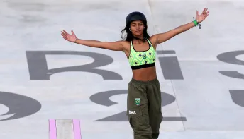 Rayssa Leal chora, ri e vai à final do skate street de maneira dramática