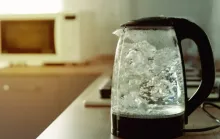 Reaquecer água fervida pode trazer riscos? Entenda