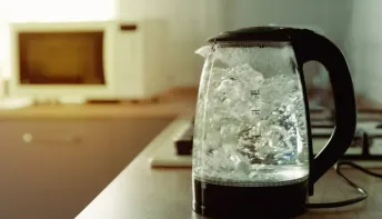 Reaquecer água fervida pode trazer riscos? Entenda