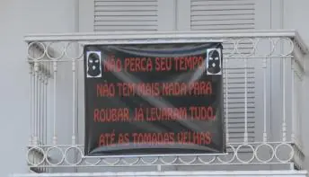 Mulher deixa recado para ladrões não invadirem casa após vários roubos: ‘Não perca tempo’