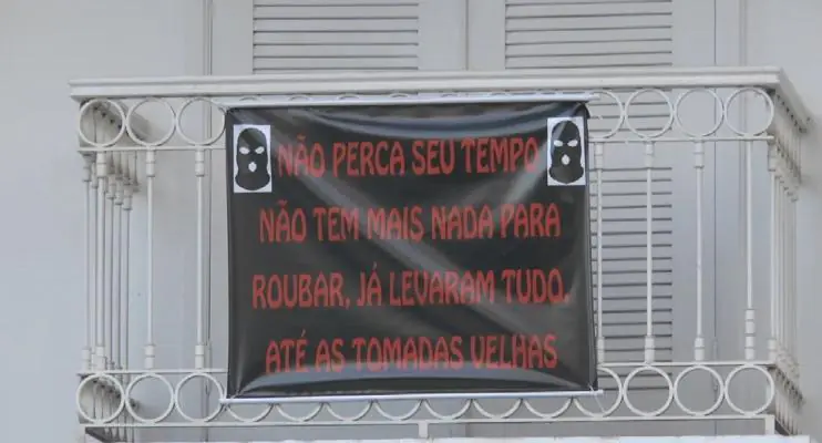 Mulher deixa recado para ladrões não invadirem casa após vários roubos: ‘Não perca tempo’