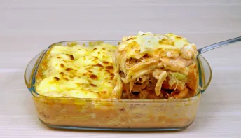 Receita: Penne gratinado ao molho rosé com bacon crisp e frango