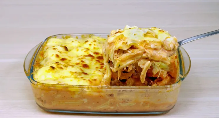 Receita: Penne gratinado ao molho rosé com bacon crisp e frango