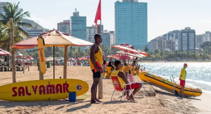 Reforço de guarda-vidas nas praias de Vitória neste verão começa nesta sexta (8)