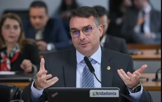 Relator da 'PEC das Praias', Flávio Bolsonaro já admite ajustes em trechos após controvérsias