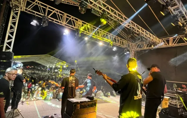 Réveillon em Nova Viçosa atrai multidão, movimenta economia e ocorre sem ocorrências graves