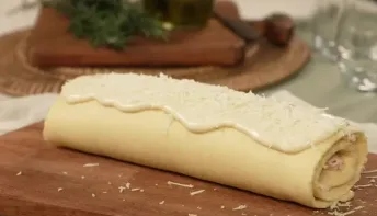 Rocambole salgado com recheio de peito de peru e queijo