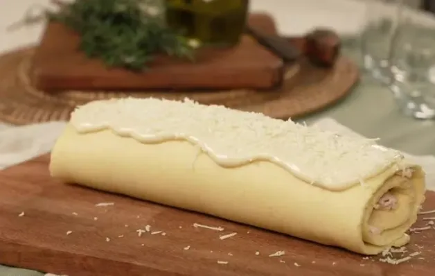 Rocambole salgado com recheio de peito de peru e queijo