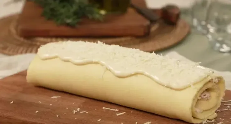 Rocambole salgado com recheio de peito de peru e queijo