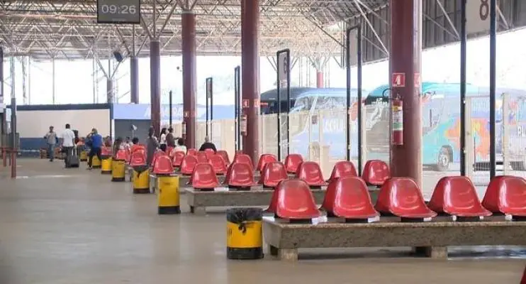 Rodoviária de Vitória tem viagens canceladas após bloqueio de manifestantes bolsonaristas em rodovias do ES