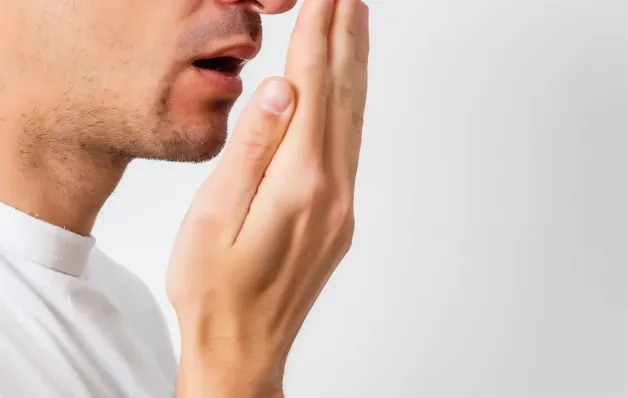 Saiba diferenciar entre o mau hálito estomacal e o bucal