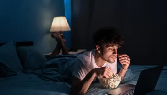 Saiba o que acontece ao seu corpo quando vê um filme antes de dormir