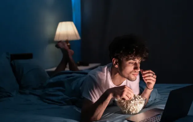 Saiba o que acontece ao seu corpo quando vê um filme antes de dormir