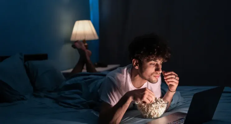 Saiba o que acontece ao seu corpo quando vê um filme antes de dormir