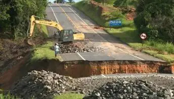 Saiba qual rota alternativa acessar durante obra em cratera na BR-101, no ES