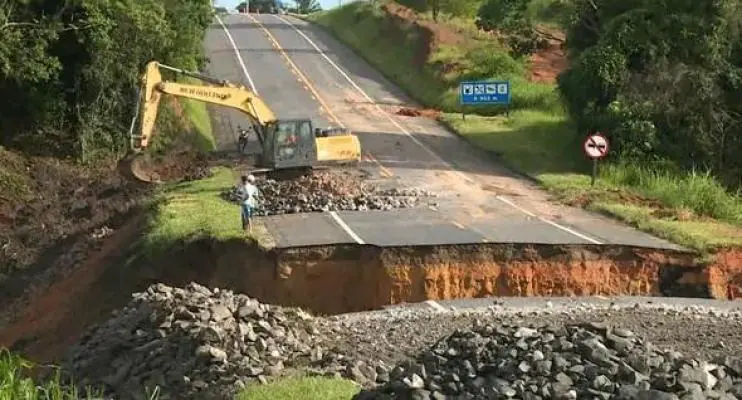 Saiba qual rota alternativa acessar durante obra em cratera na BR-101, no ES