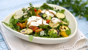 salada de legumes grelhados e queijo de cabra que não vai desiludir
