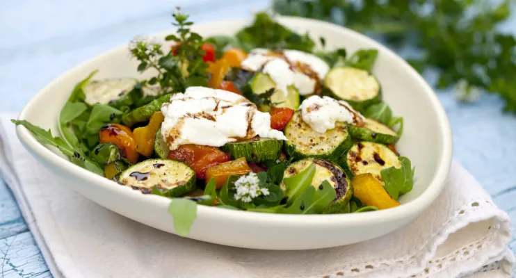 salada de legumes grelhados e queijo de cabra que não vai desiludir