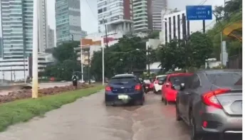 Salvador e cidades do interior da BA registram alagamentos e enxurradas invadem casas por causa das fortes chuvas