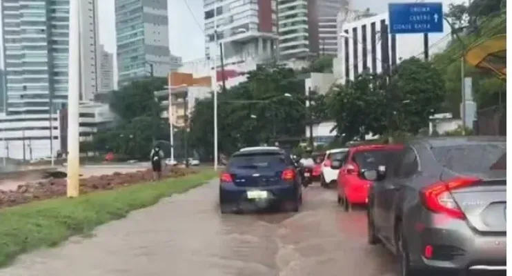 Salvador e cidades do interior da BA registram alagamentos e enxurradas invadem casas por causa das fortes chuvas
