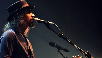 Sandrera apresenta canções e poemas em show de “palavra cantada”
