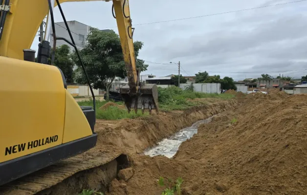 São Mateus mobiliza obras emergenciais em Guriri para combater alagamentos