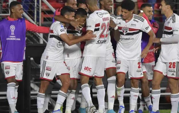 São Paulo lida com um time completo de baixas e joga para se superar no Sul