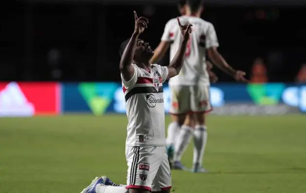 São Paulo virou contra o Cuiabá em pênalti inexistente