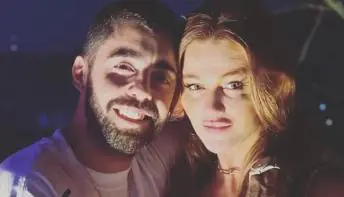 Scooby e Dicker são criticados por fãs por festa de Réveillon com a filha internada