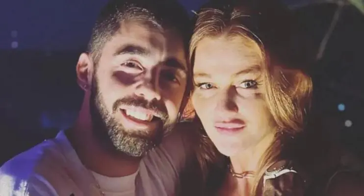 Scooby e Dicker são criticados por fãs por festa de Réveillon com a filha internada