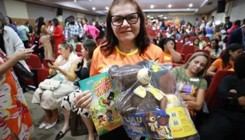 Seades entrega kits e lança livro para reforçar proteção de crianças e adolescentes na Bahia