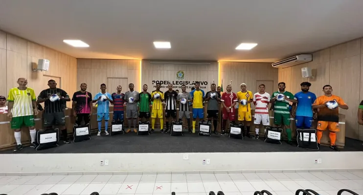 Secretaria de Esportes entrega kits esportivos para times de Pedro Canário