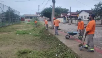 Secretaria de serviços realiza serviço de limpeza em vários bairros do município