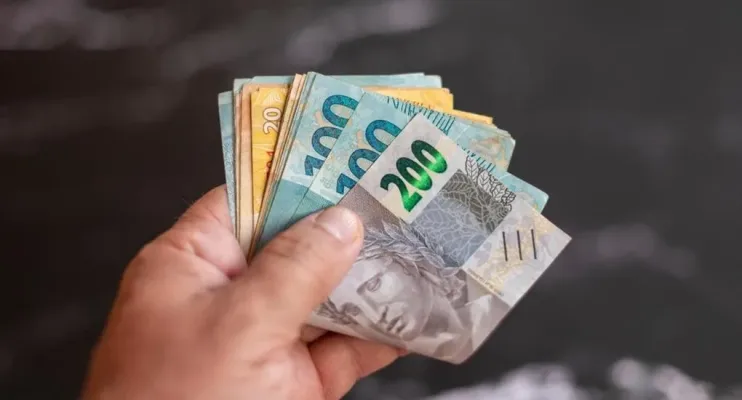 Segunda parcela do décimo terceiro salário deve ser paga hoje; veja o que fazer se não receber